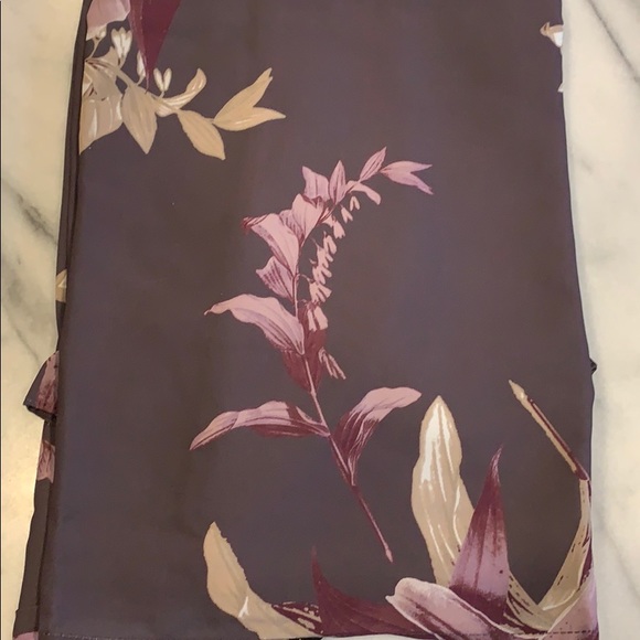 NWT DG2 by Diane Gilman Gray Floral Ruffle Blouse - Picture 4 of 5